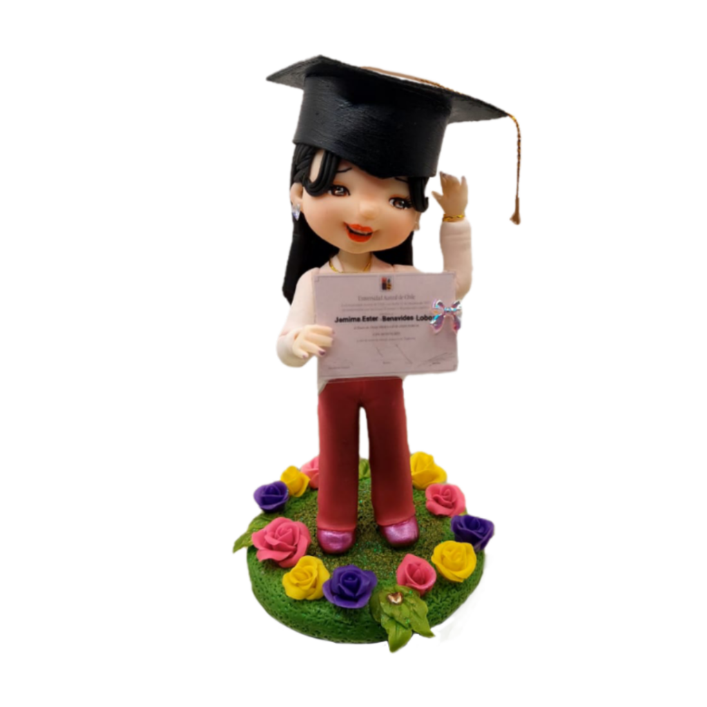 figurita personalizada de graduación con birrete, toga y diploma. Perfecta para celebrar logros académicos y guardar recuerdos especiales