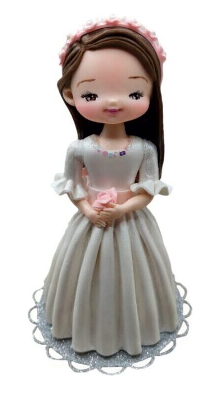 Figurita personalizada de boda es el toque perfecto para celebrar el amor eterno. Representa a una novia radiante con un hermoso vestido blanco y flores delicadas. Ideal para decorar tu pastel de bodas o como un recuerdo especial