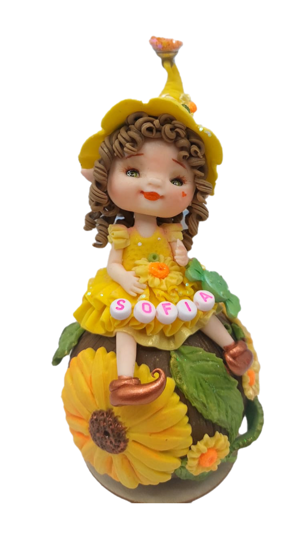 Descubre esta encantadora figurita personalizada de una niña sentada en una flor, con el nombre "SOFIA". Ideal para decorar y regalar